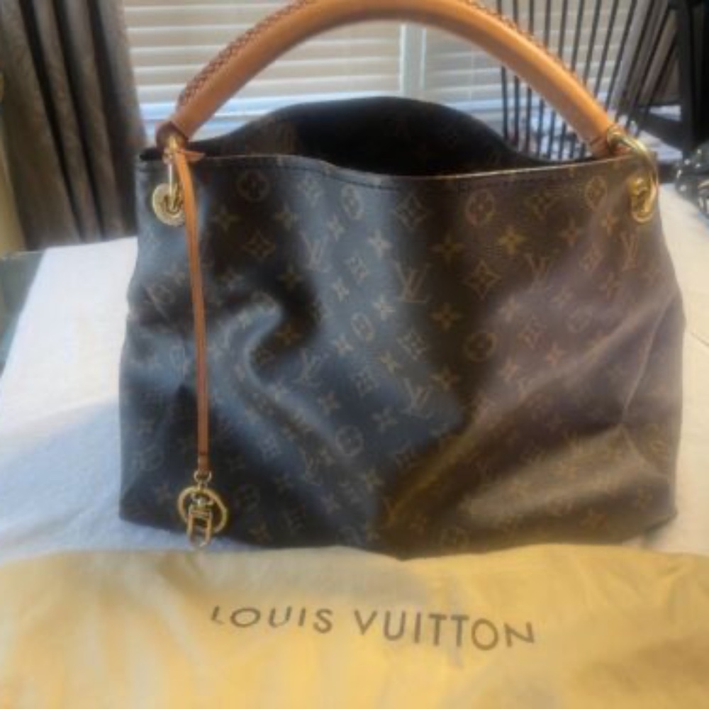 LOUIS VUITTON ARTSY MM (RARELY USED)
